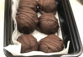 Chocolate Peanut Butter Balls (KETO/VEGAN friendly)